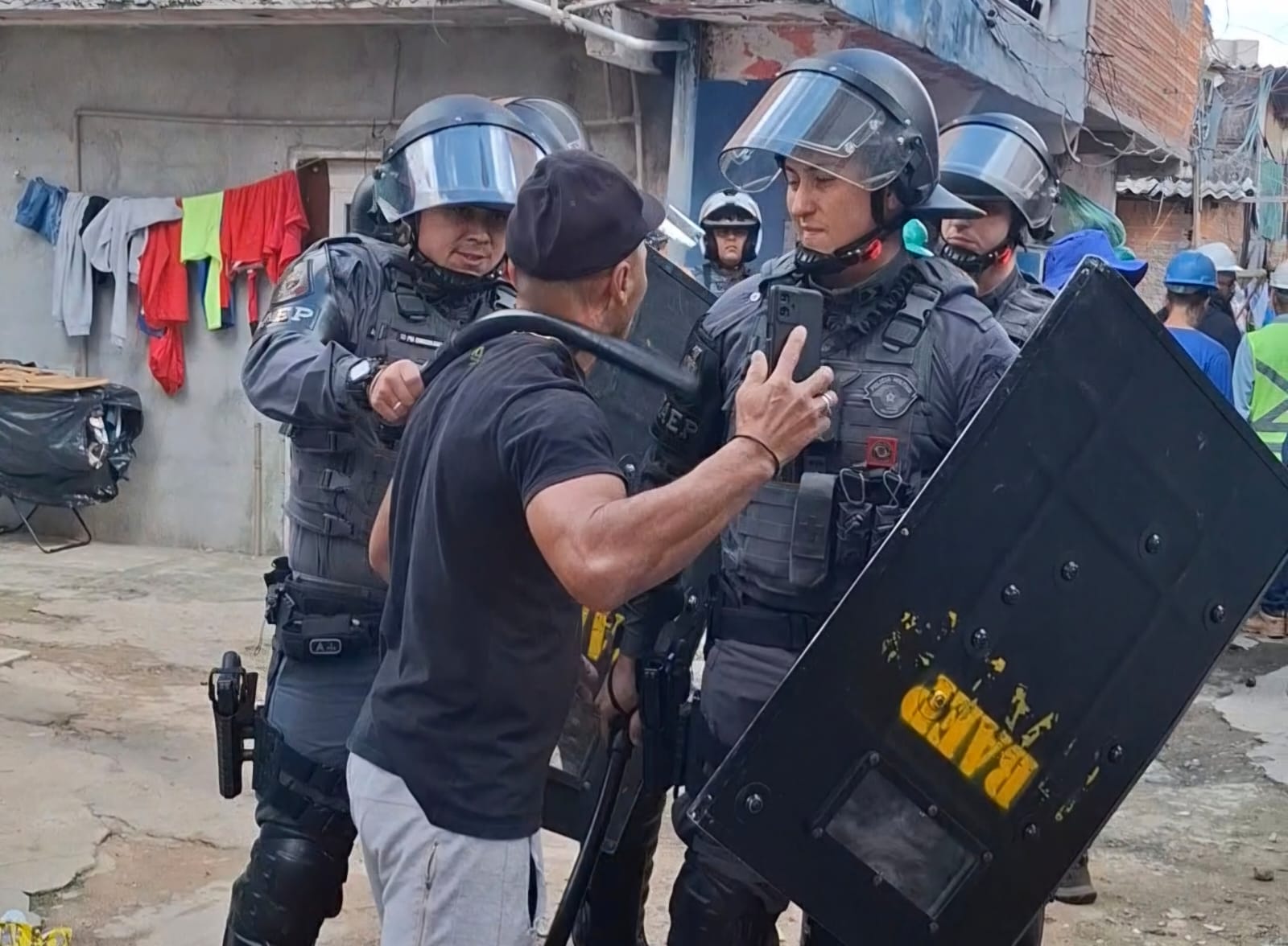 Policial militar agride com cassetete morador da favela do Moinho