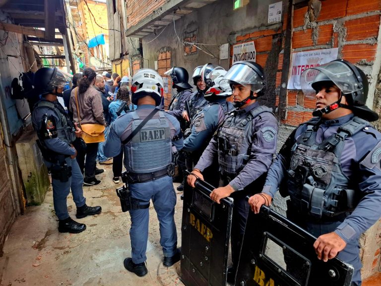 Liderança do Favela do Moinho, em SP, acusa PM de invadir casa e exigir celular desbloqueado