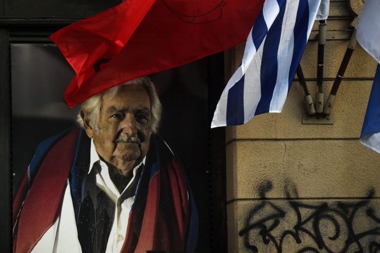Redução da pobreza e legalização da maconha e do aborto marcaram gestão de Mujica no Uruguai