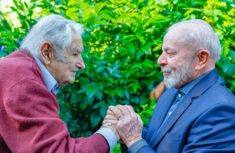 ‘Luta política e a doçura podem andar juntas’: Lula lamenta morte do amigo Pepe Mujica