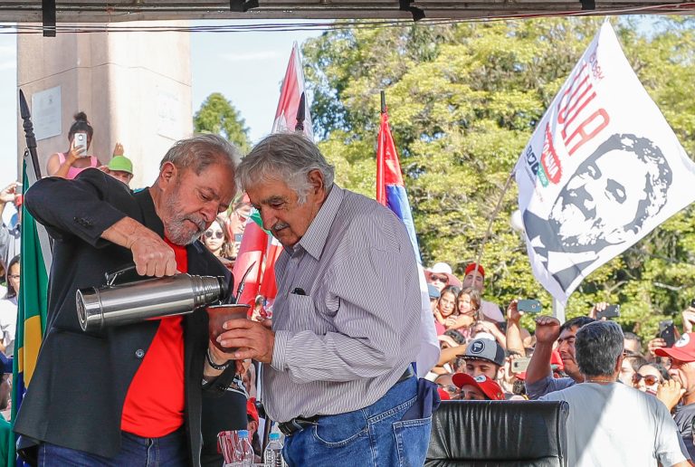 Lula deixa China e confirma que irá ao funeral de Pepe Mujica em Montevidéu