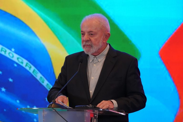 Lula diz que quer superar burocracias e acelerar projetos entre Brasil e China