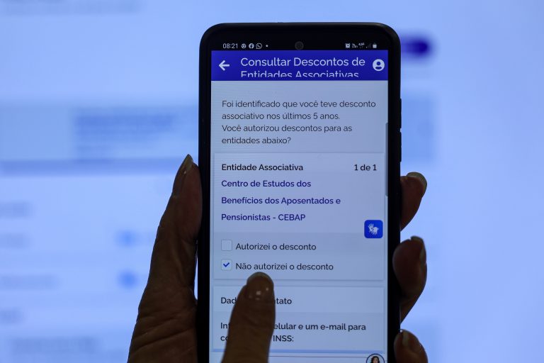 Alcolumbre lê requerimento que cria CPMI sobre fraudes no INSS