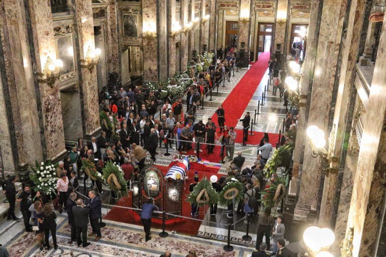 Milhares de pessoas se despedem de Pepe Mujica no Palácio Legislativo em Montevidéu