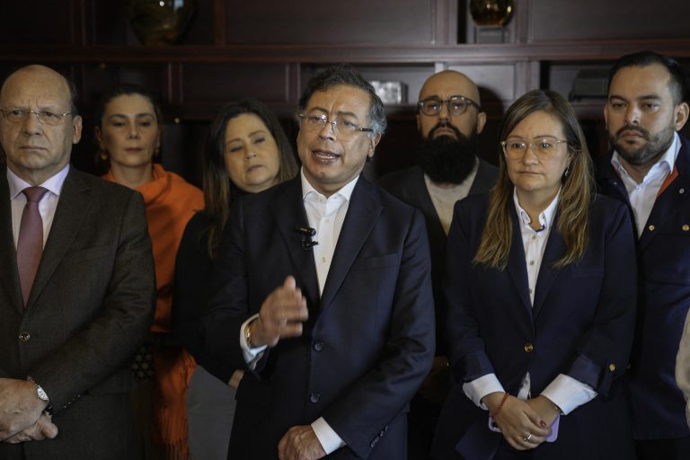 Senado colombiano rejeita consulta popular sobre reformas e Petro convoca mobilizações nas ruas