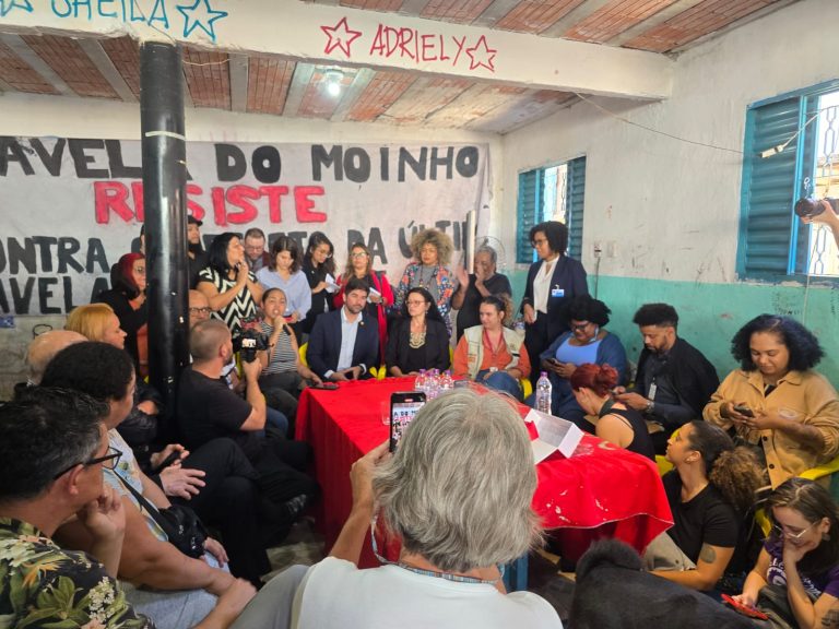 Em reunião com moradores, governo federal coleta relatos de violência na favela do Moinho