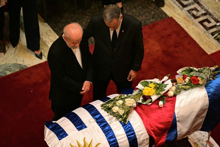 Lula e Boric se unem a milhares de uruguaios no último adeus a Mujica