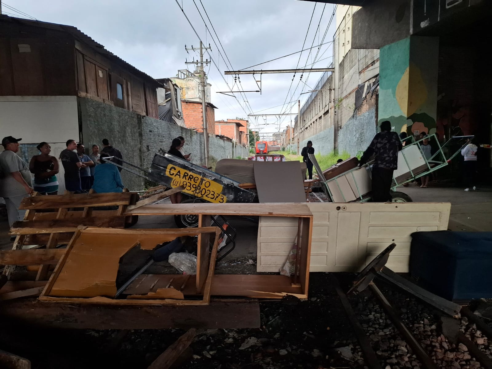 "Hoje eu vou poder dormir sabendo que não vou acordar com polícia na minha porta", diz moradora do Moinho