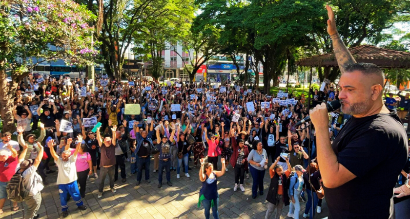 Em greve, servidores da prefeitura Municipal de Guarulhos realizaram ato no centro da cidade nesta quinta-feira (15)