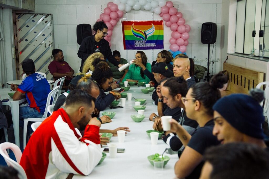 A Casa Neon foi fundada em 2018 com o objetivo de ser um lar para a população LGBTQIA+ que sofre a rejeição da família, da sociedade e do Estado