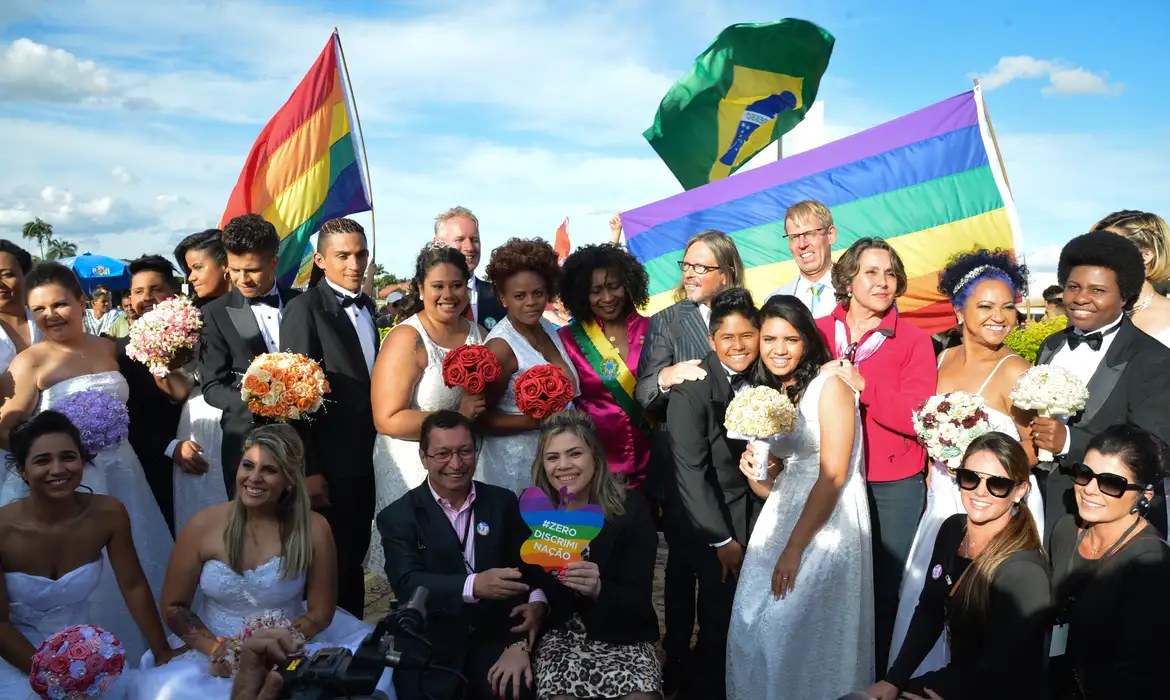 Casamento coletivo da comunidade LGBTQIAPN+