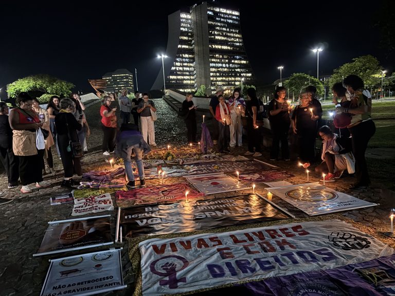 Vigília em Porto Alegre denuncia feminicídios e cobra políticas públicas pela vida das mulheres