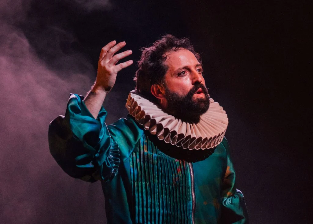 Ator Gregório Duvivier, na peça "O Céu da Língua"