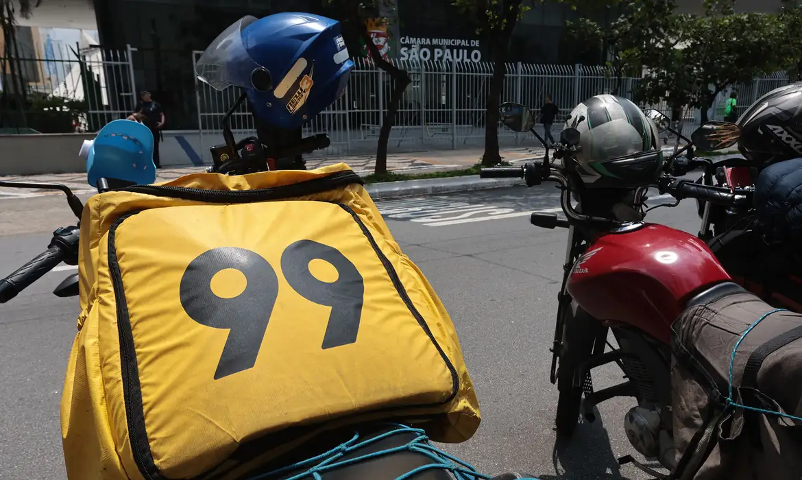 Mototáxi da 99 em frente à Câmara Municipal de São Paulo