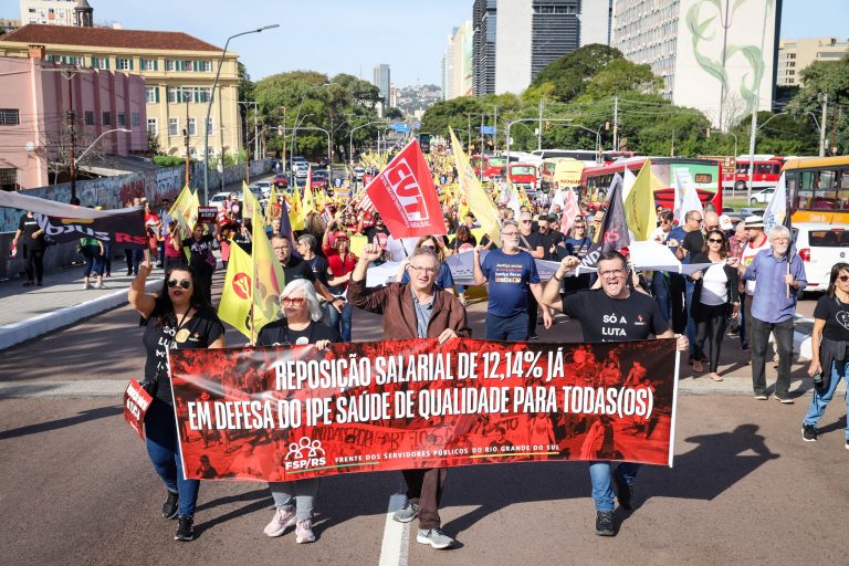 Servidores públicos estaduais saem às ruas de Porto Alegre na luta por direitos 