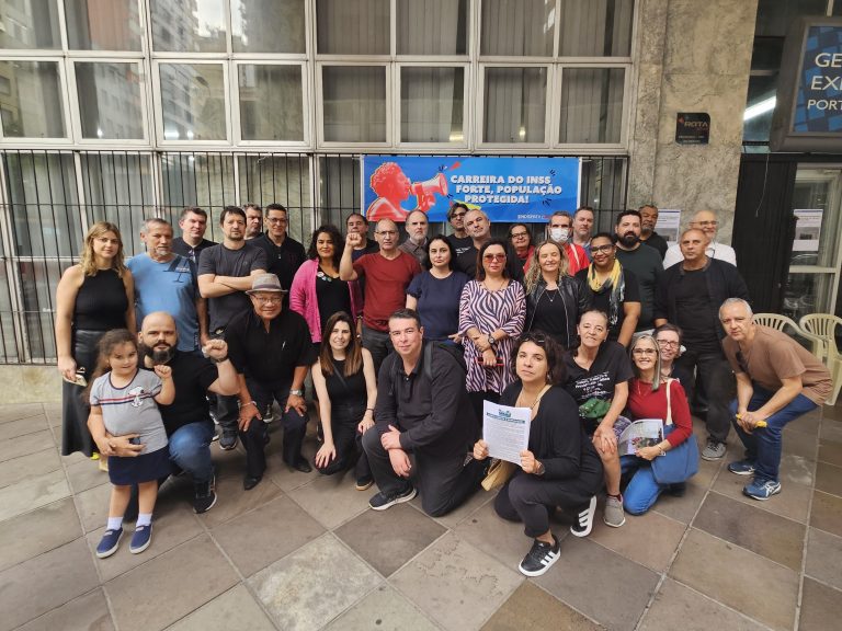 Servidores do INSS protestam contra fraudes e precarização da entidade em Porto Alegre
