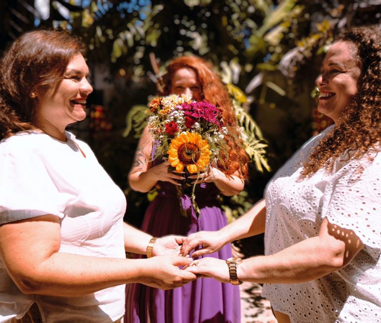 Cantora pernambucana lança música celebrando o amor entre mulheres