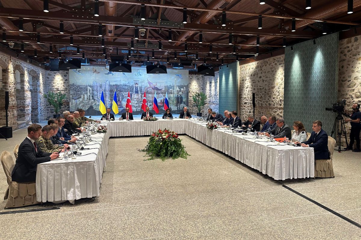 Membros das delegações ucraniana (e) e russa (d) participam de reunião no escritório presidencial turco em Istambul