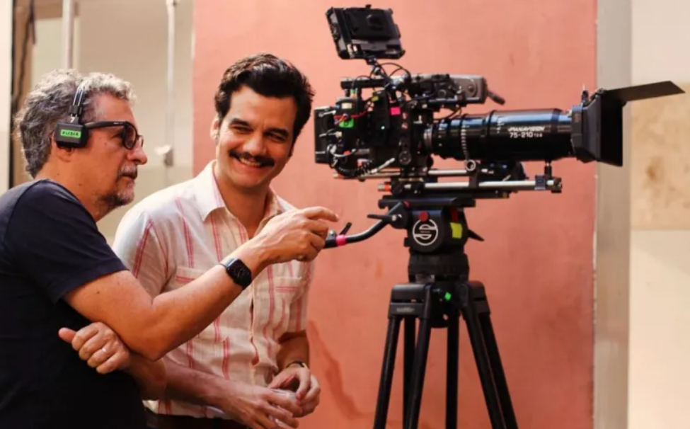 Kléber Mendonça Filho e Wagner Moura no set de 'O Agente Secreto'