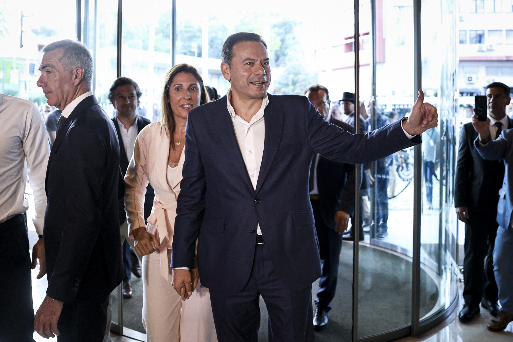 O primeiro ministro de Portugal, Luis Montenegro, chegando para votar na manhã deste domingo (18)