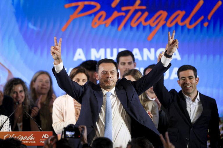 Eleições em Portugal: centro-direita vence, mas não consegue maioria no Parlamento