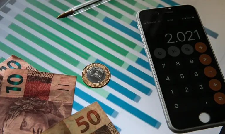 Isenção do IR e novo salário mínimo podem ajudar economia em 2026, mas juros altos pressionam