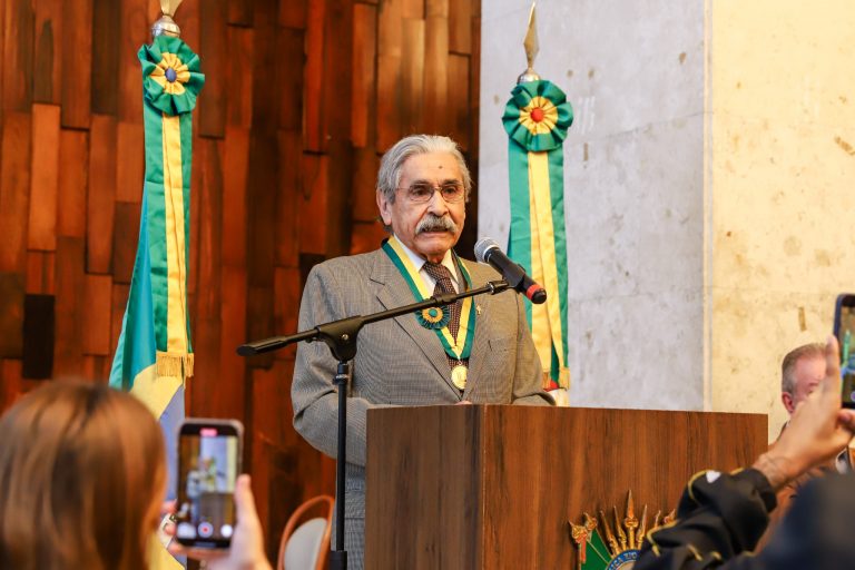 Olívio Dutra recebe Medalha Mérito Legislativo por trajetória pelo povo e pela democracia 