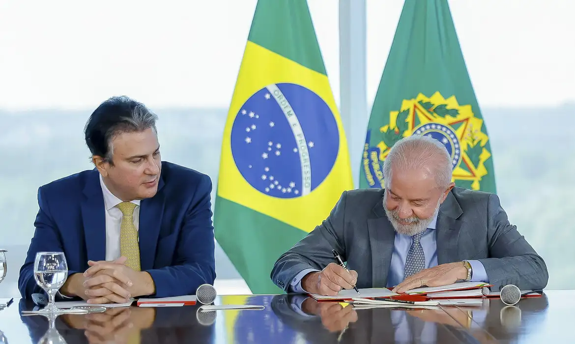 Presidente Lula e o ministro Camilo Santana