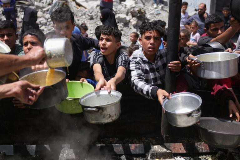 Após três meses de bloqueio e 57 bebês mortos de fome, Israel permite entrada de ajuda em Gaza