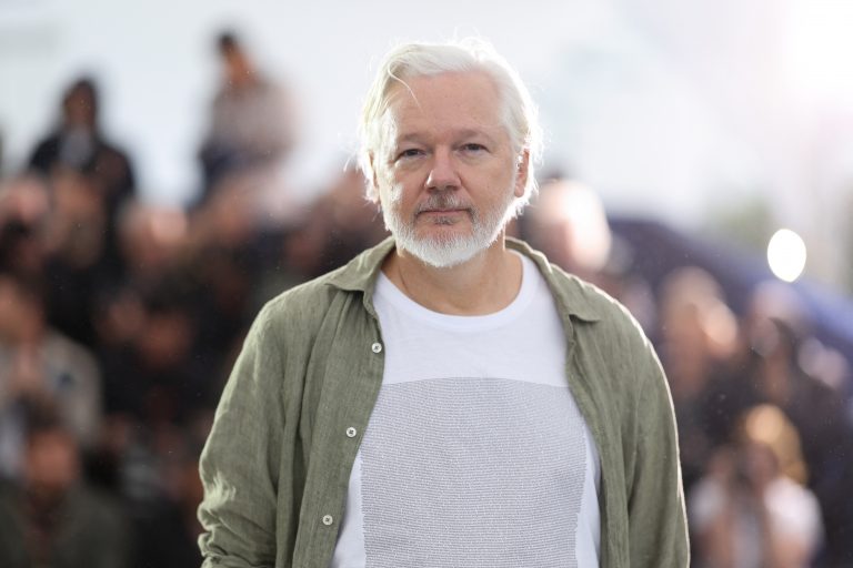 Em Cannes, Assange usa camiseta com nome de crianças palestinas mortas pela guerra de Israel