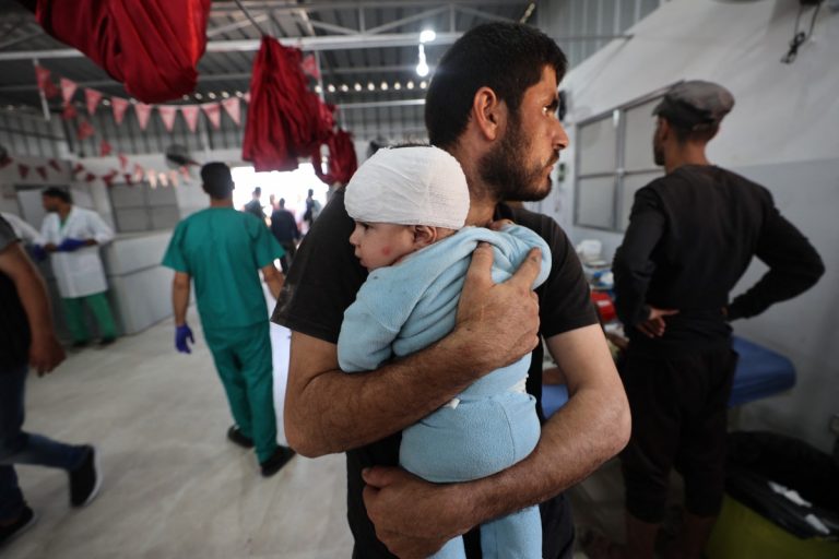Israel ataca geradores de hospitais; 'ajuda' permitida deixa mais de 2 milhões sem comida 