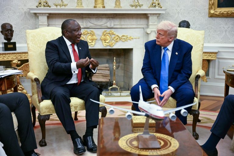 Trump mostra imagens do Congo para denunciar 'genocídio' de brancos na África do Sul