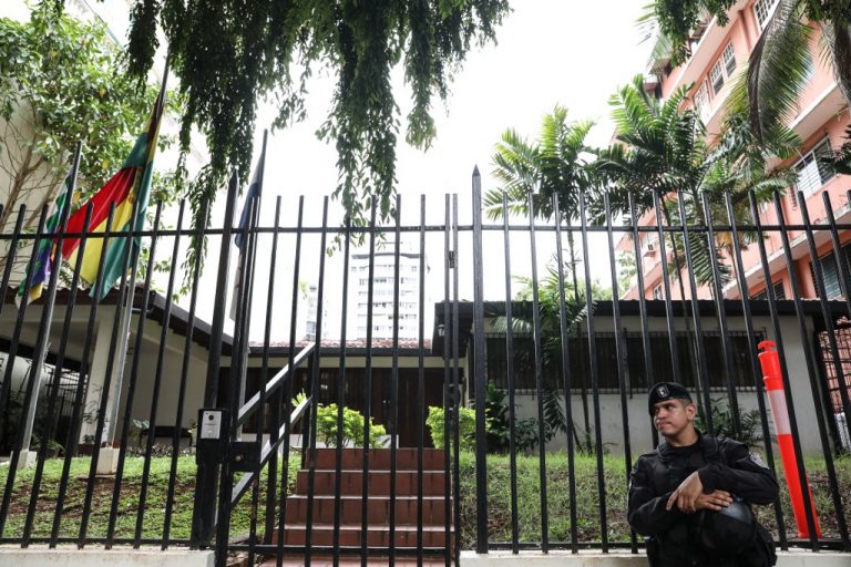 Saúl Méndez, líder dos protestos no Panamá, pede asilo político na embaixada da Bolívia 