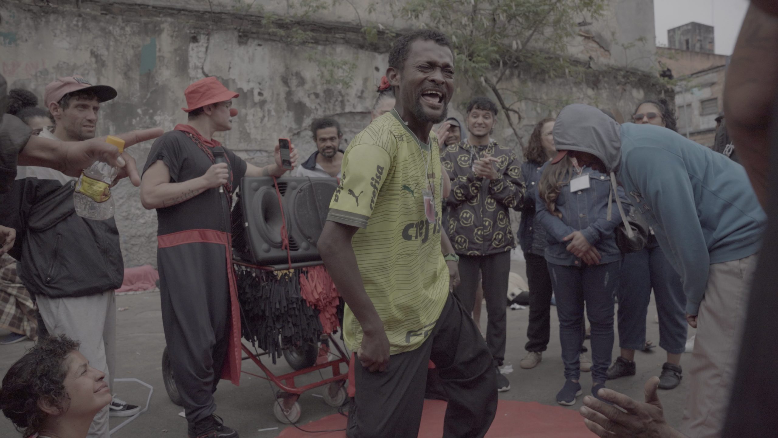 Renatinho, dançarino e usuário, participa do slam do coletivo Teto, Trampo e Tratamento no fluxo da Cracolândia, no Centro de SP
