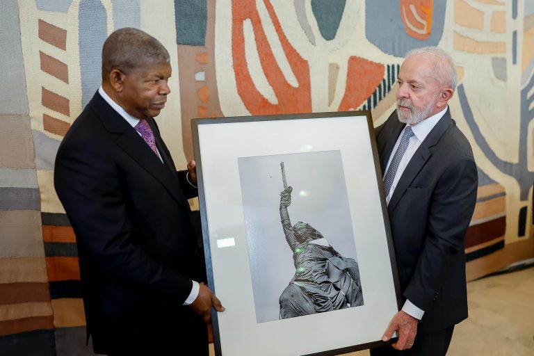 Lula homenageia Sebastião Salgado e presenteia presidente angolano com obra do fotógrafo