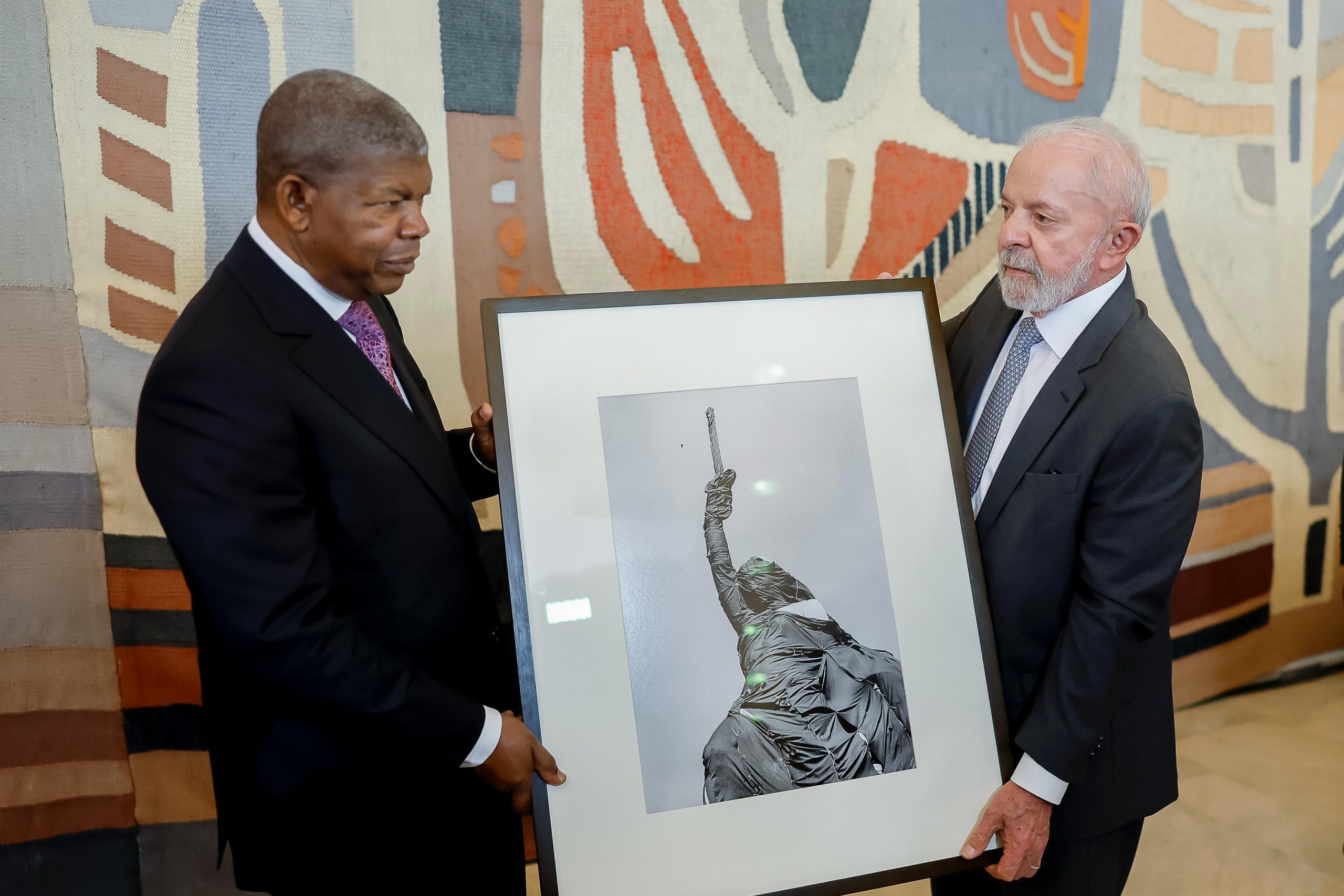 Presidente Lula entrega obra de Sebastião Salgado ao presidente da Angola, João Lourenço