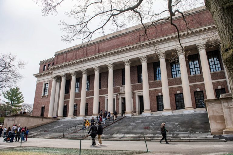 Justiça dos EUA suspende veto de Trump contra estudantes estrangeiros em Harvard