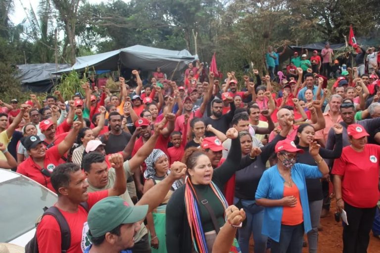 Cerca de 6 mil sem-terra ocupam ferrovia da Vale no Pará para pedir criação de assentamento