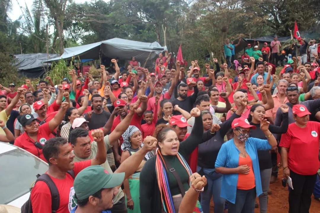 Sem-terra ocupam ferrovia da Vale em Carajás (PA) para cobrar criação de assentamento da reforma agrária