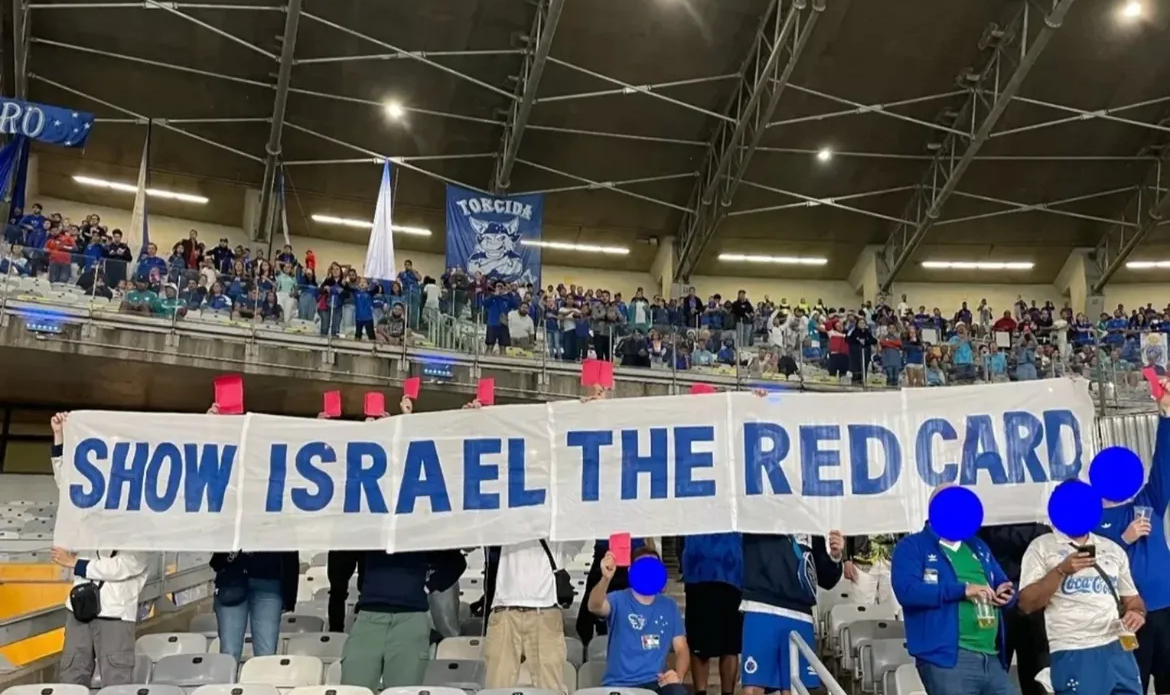 Torcedores do Cruzeiro mostram faixa contra o genocídio cometido pelo Estado de Israel contra o povo palestino