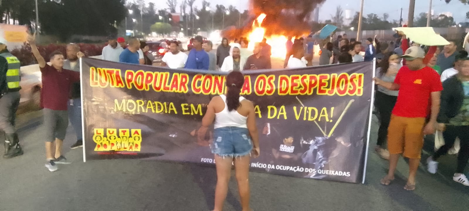 Ato de moradores da comunidade do Areião, na zona oeste de SP, contra tentativa de despejo
