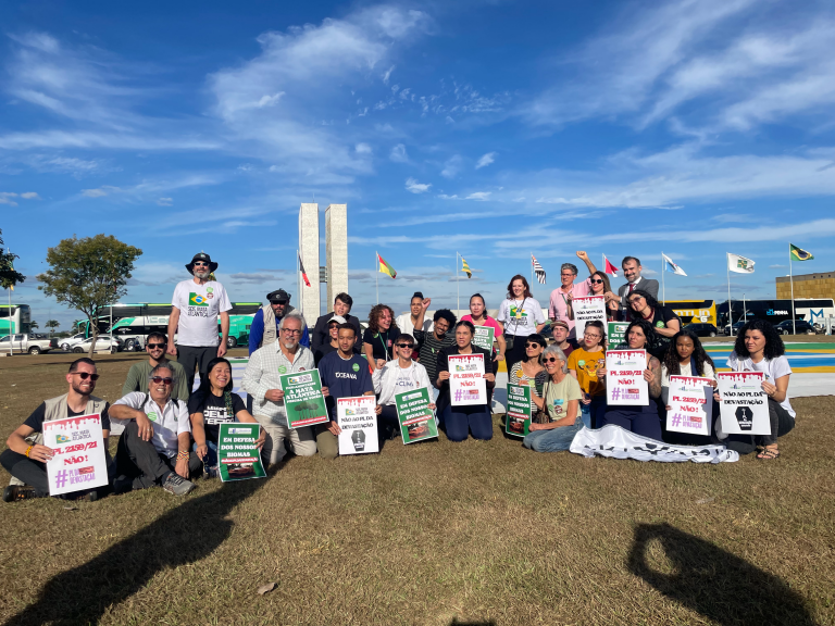Manifestantes protestam contra PL da Devastação em frente ao Congresso Nacional