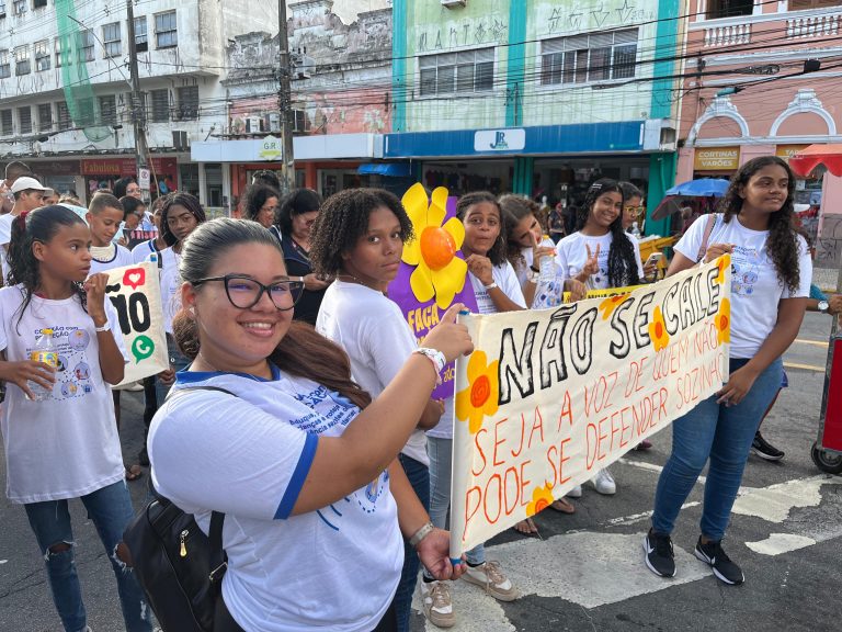 Crianças e adolescentes protestam no Recife (PE) por políticas de combate à violência sexual