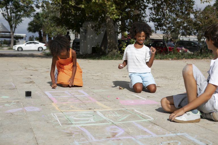 'A rua é mais segura que a tela': especialista defende o brincar para bem-estar infantil