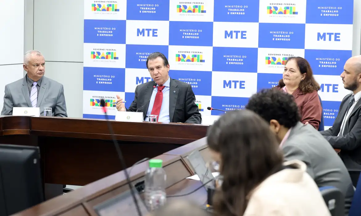 O ministro do Trabalho e Emprego, Luiz Marinho, divulga os dados do Novo Cadastro Geral de Empregados e Desempregados (Novo Caged) de abril