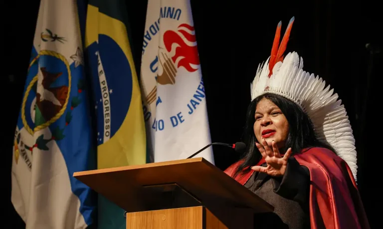 Sonia Guajajara é a primeira indígena doutora honoris causa da Uerj