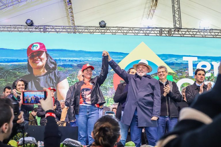 Lula desapropria fazenda e assenta 400 famílias do MST no Paraná