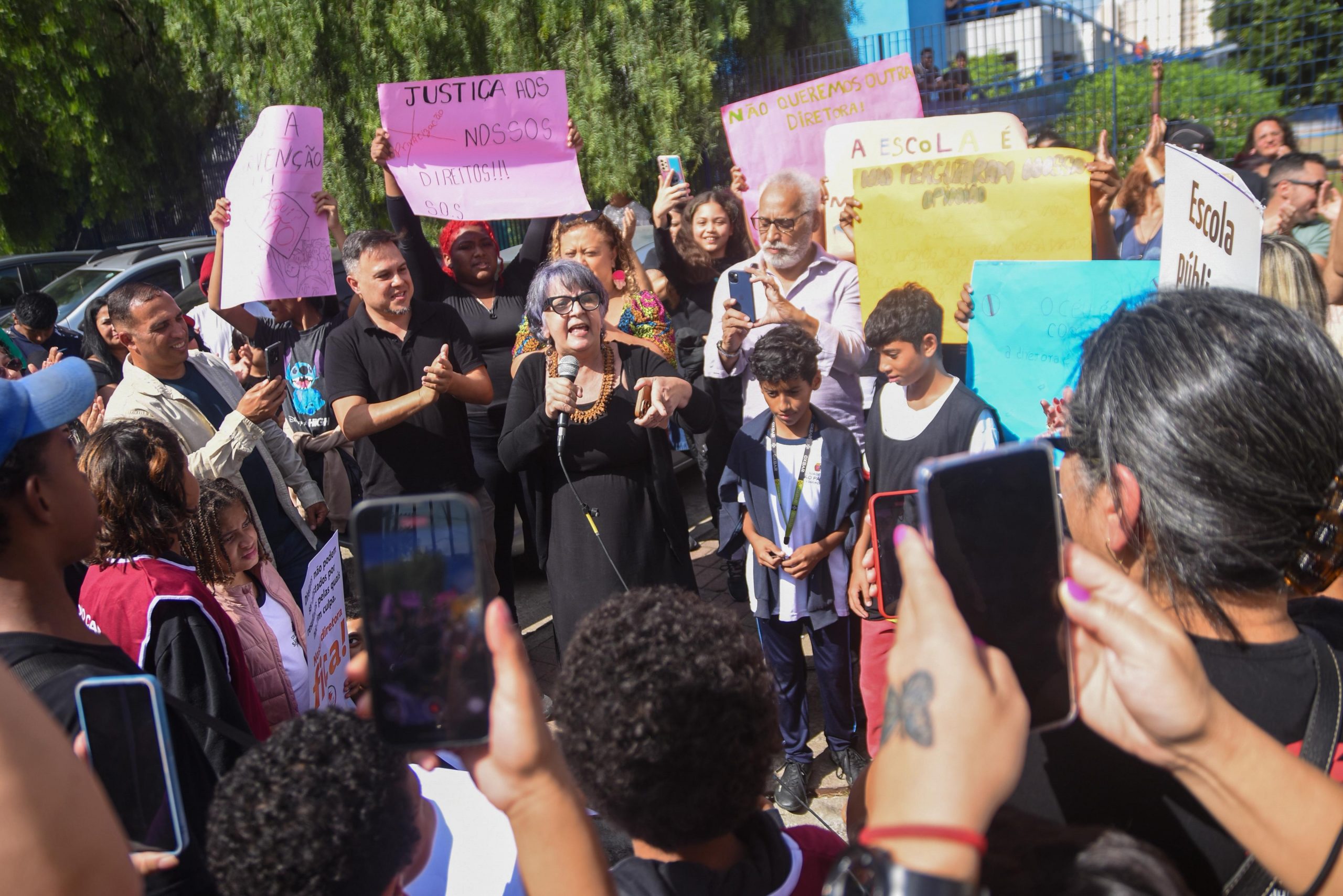 Unidades escolares, representantes de movimentos sociais, parlamentares e educadores se uniram em atos de apoio a diretores afastados pela prefeitura de SP