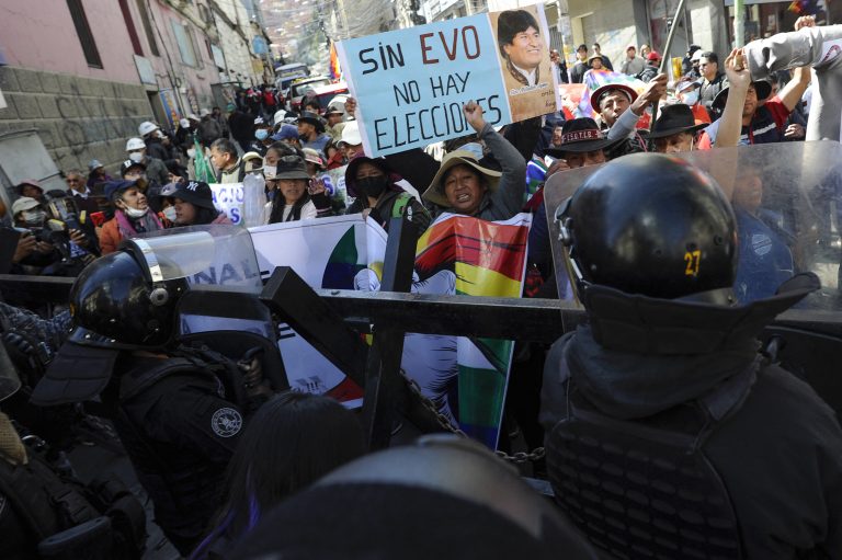 Protesto de apoiadores de Morales termina com 20 presos após confronto com a polícia em La Paz