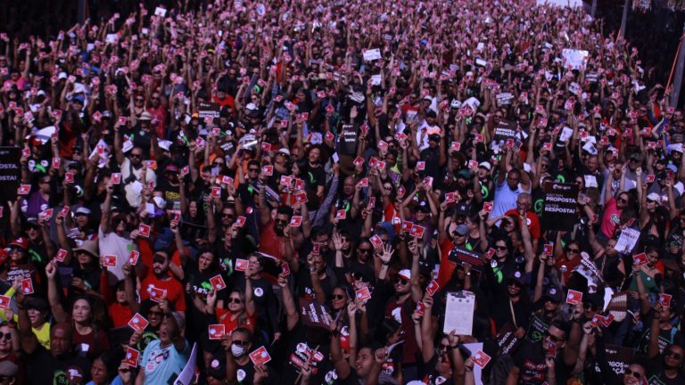 Justiça do DF determina multa milionária ao sindicato e autoriza corte de ponto de professores